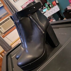 DIVIDED by H&M - NWT size 6 block heel leather booties